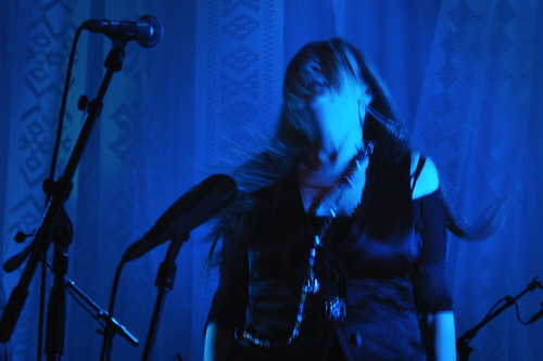 Mari Boine in trancehnlichen Bewegungen