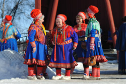 Sami in Tracht am Ostersonntag in Kautokeino