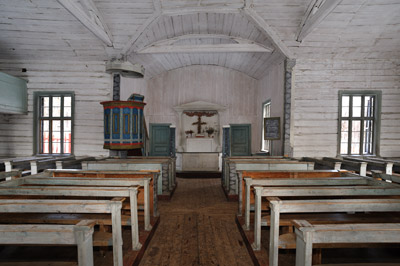 Das wei getnchte hlzerne Kirchenschiff der Wildniskirchevon Pjelpajrvi