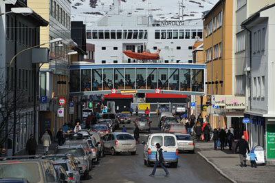 Hammerfest -  im Bildhintergrund unser Schiff MS Nordlys