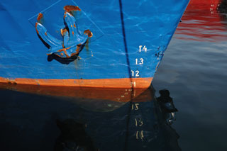 Ahming am Bug eines Fischtrawlers