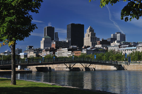 Vieux-Montr�al vor der Skyline von Centre-Ville
