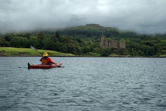 Monika, im Hintergrund Dunvegan Castle